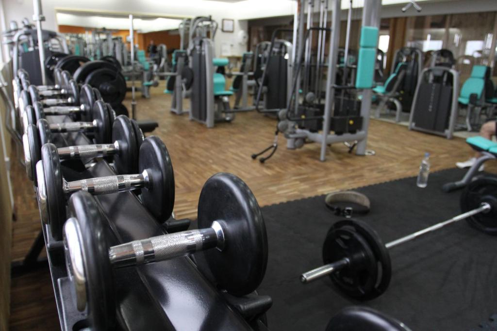 Fitness centrum a/nebo fitness zařízení v ubytování Hollywood Hotel