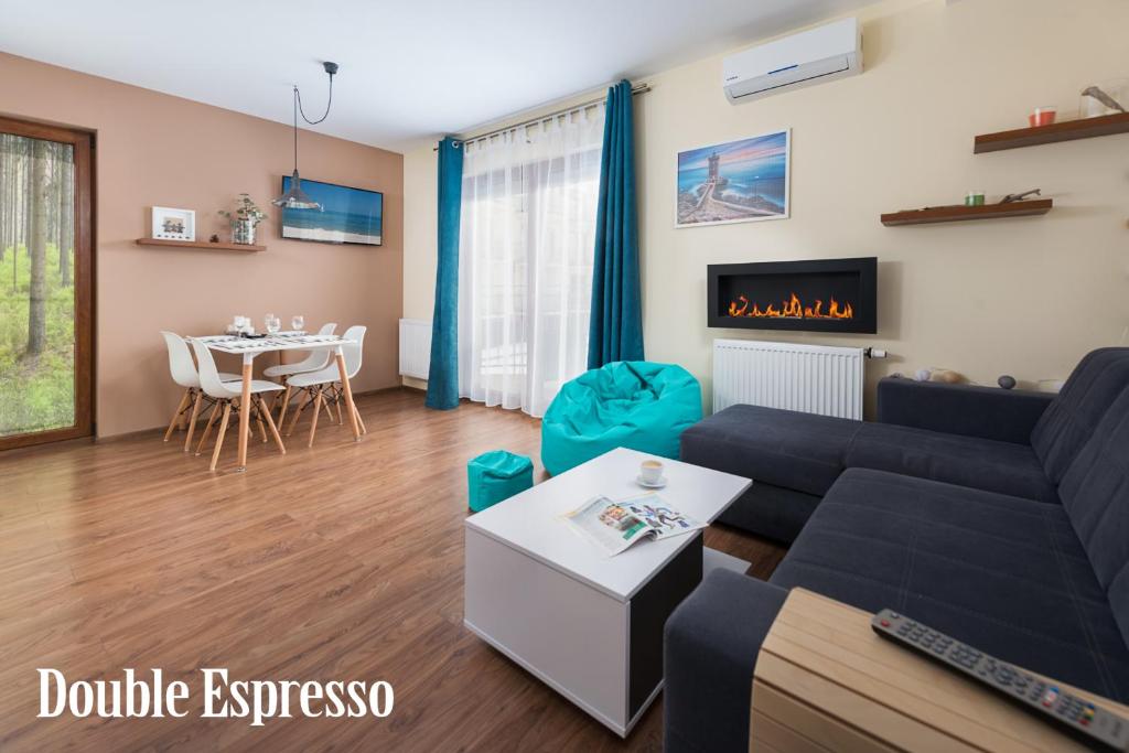 sala de estar con sofá y mesa en Espresso en Karwia