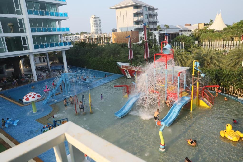 um parque aquático interior com um escorrega aquático em F304 My Resort Hua Hin em Hua Hin