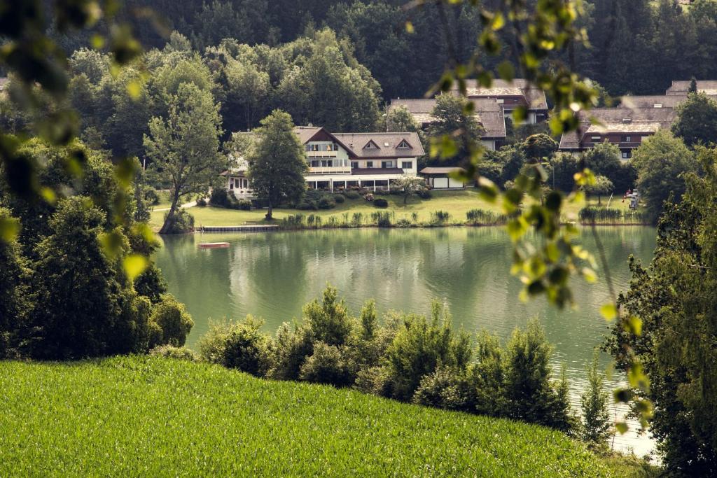 una casa sulla riva di un lago di Maltschacher Seewirt a Feldkirchen in Kärnten