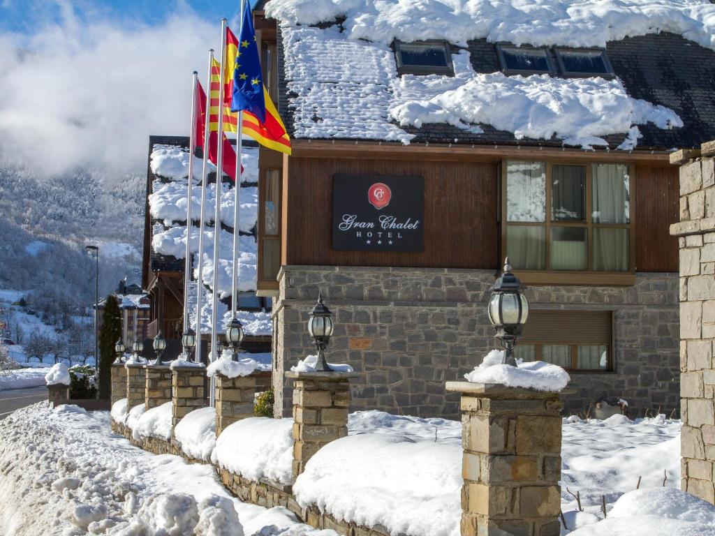 Nespecifikovaný výhled na hory nebo výhled na hory při pohledu z hotelu