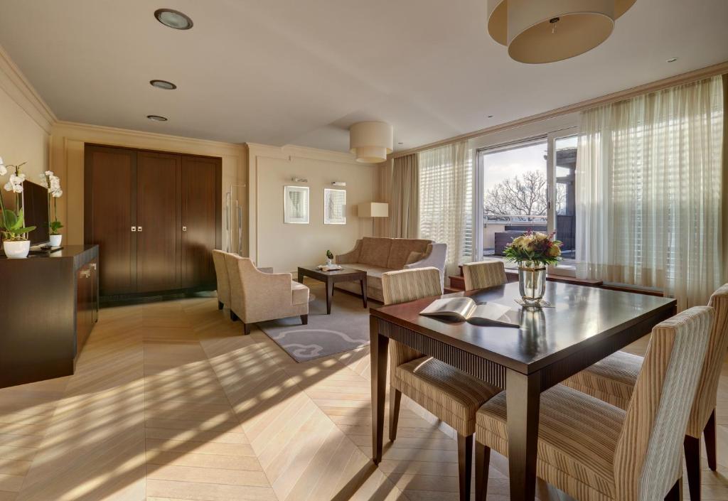 Posezení v ubytování Hotel Aleksander Medical & SPA