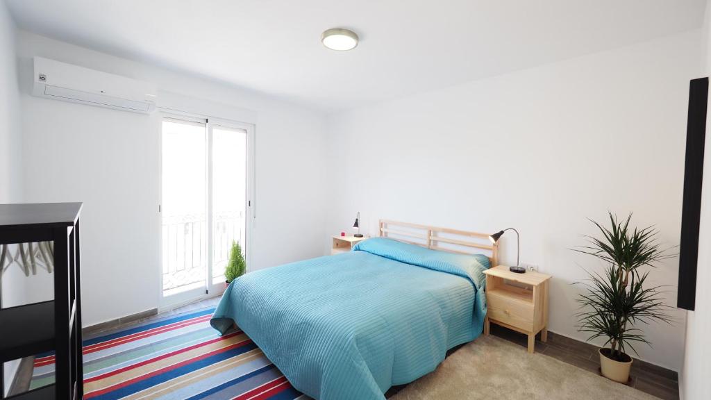 アリカンテにあるSpaceous 2 BR in Central Alicanteのベッドルーム(青いベッド1台、大きな窓付)