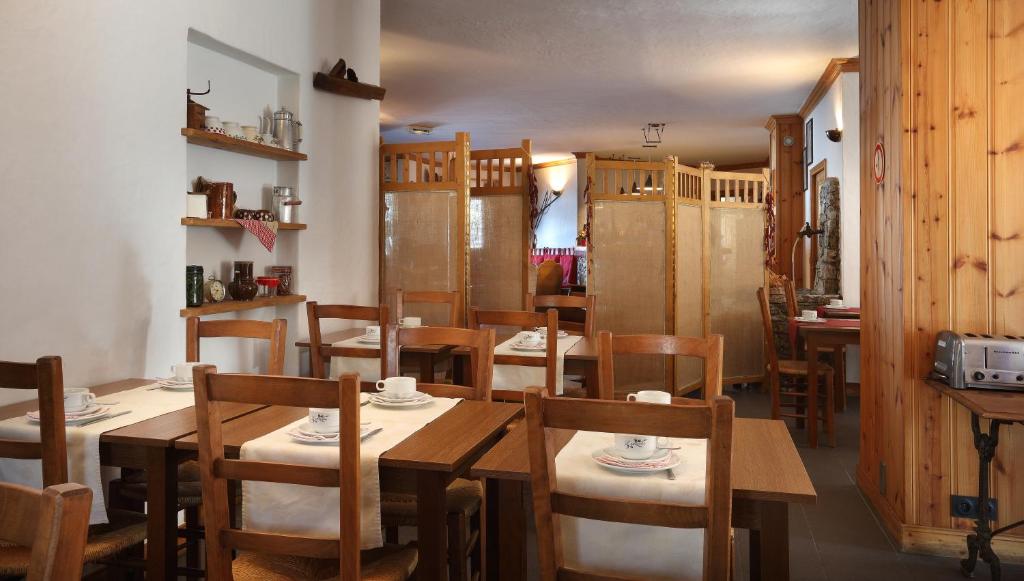 a dining room with wooden tables and chairs at Hotel Autantic in Bourg-Saint-Maurice