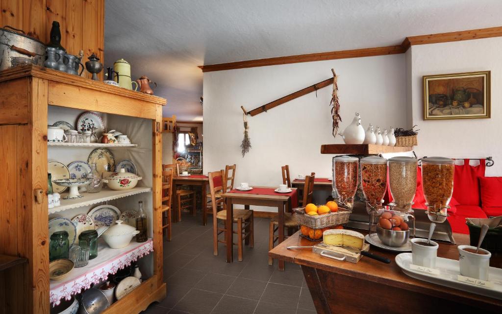a room with a dining room with a table and a kitchen at Hotel Autantic in Bourg-Saint-Maurice