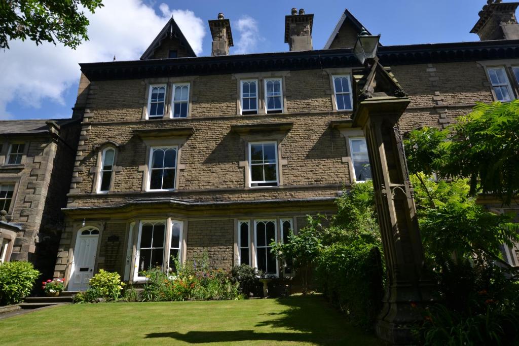 an old house with a lawn in front of it at Glendon Bed and Breakfast in Matlock