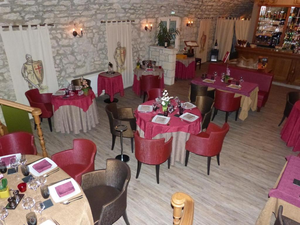 Ein Restaurant oder anderes Speiselokal in der Unterkunft Logis H&ocirc;tel Le Relais Louis XI 