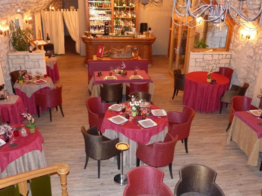 Nápoje v ubytování Logis Hôtel Le Relais Louis XI