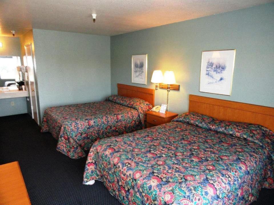 Postel nebo postele na pokoji v ubytování Applegate Inn