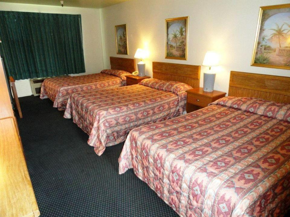 Postel nebo postele na pokoji v ubytování Applegate Inn
