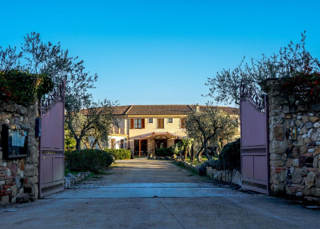 a driveway leading to a house with a gate at Villa Loreto in Alghero