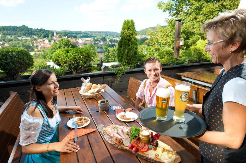 Un groupe de personnes assises à une table avec de la bière dans l'établissement Hotel-Restaurant Bauer-Keller, à Greding