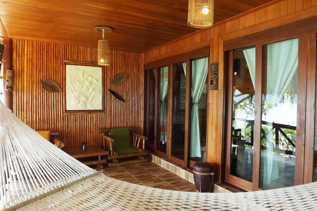 فايكنغ نايتشر ريزورت  في جزيرة في في: أرجوحة في غرفة مع جدران ونوافذ خشبية