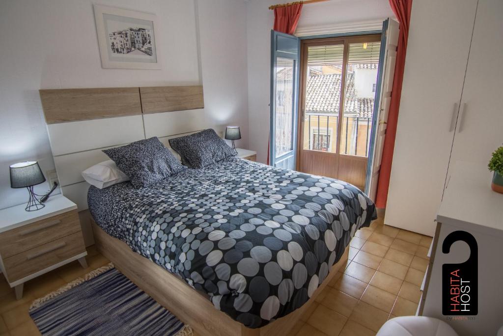 クエンカにあるCuencaloft Casita de la Luzのベッドルーム(大型ベッド1台、窓付)