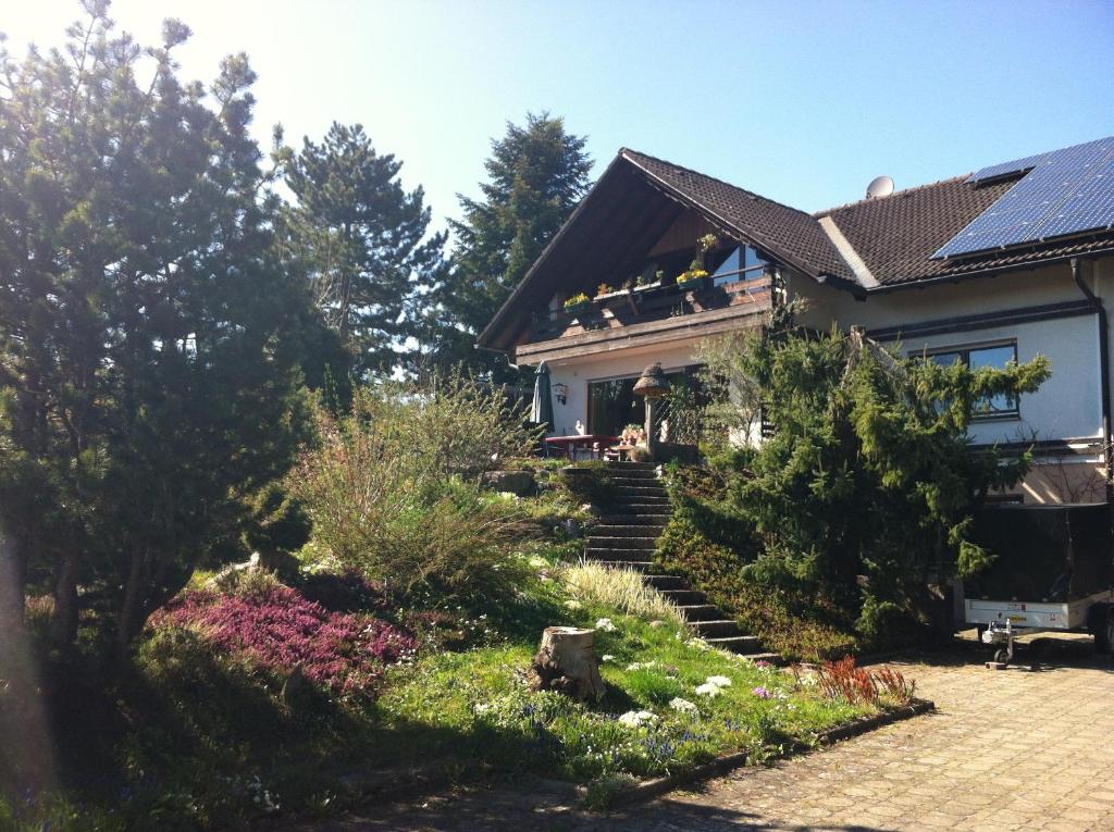 レーッフィンゲンにあるHaus Bellaの屋根に太陽光パネルを敷いた家
