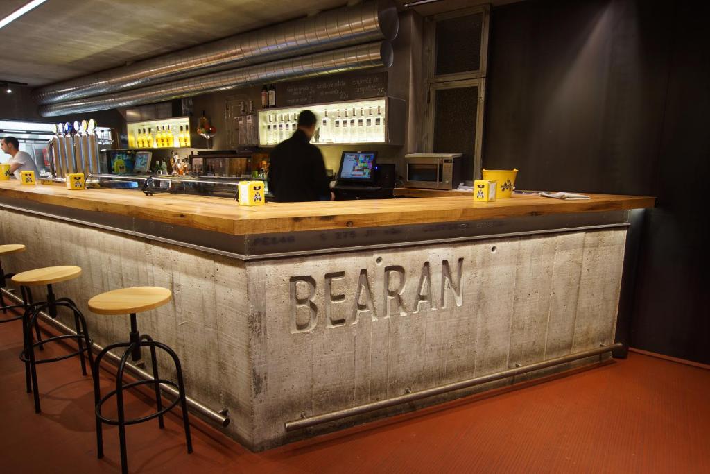 Lounge nebo bar v ubytování Bearan Bar & Rooms
