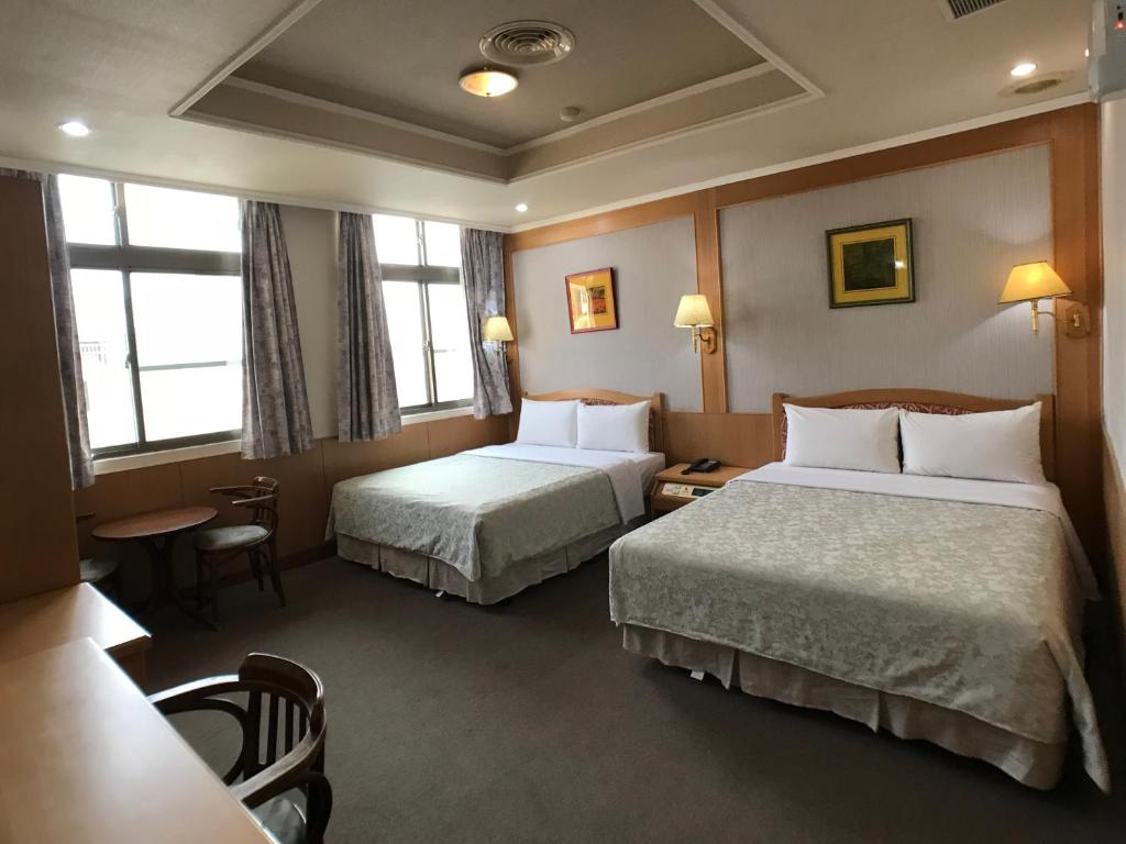 Shiah Yih Hotel tesisinde bir odada yatak veya yataklar