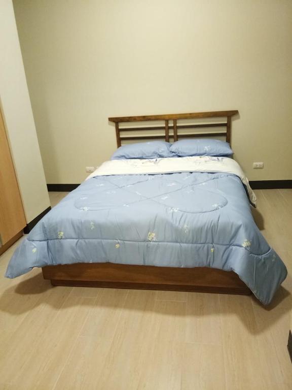 Postel nebo postele na pokoji v ubytování Mactan Newtown Condo