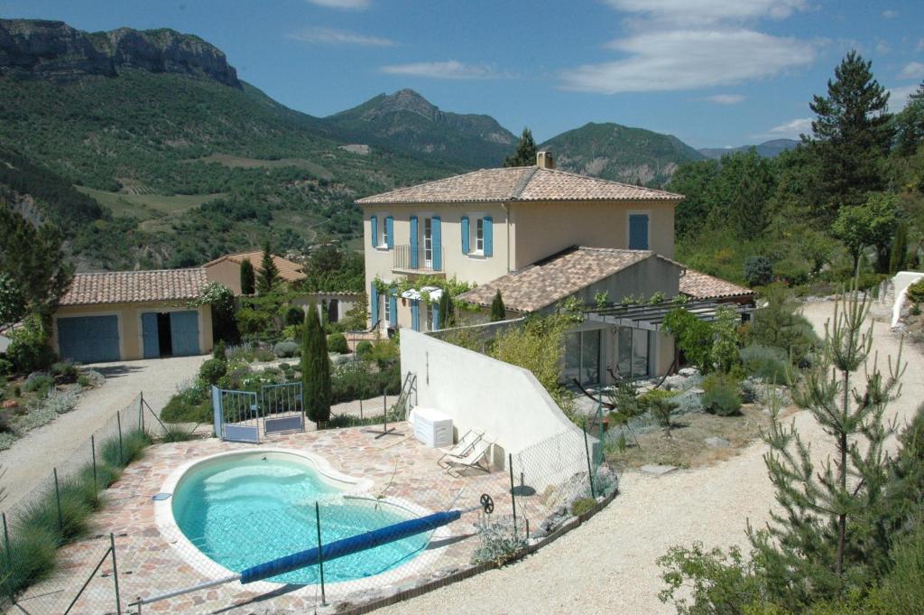 - une vue aérienne sur une maison avec une piscine dans l'établissement La Gravelière, à Rémuzat