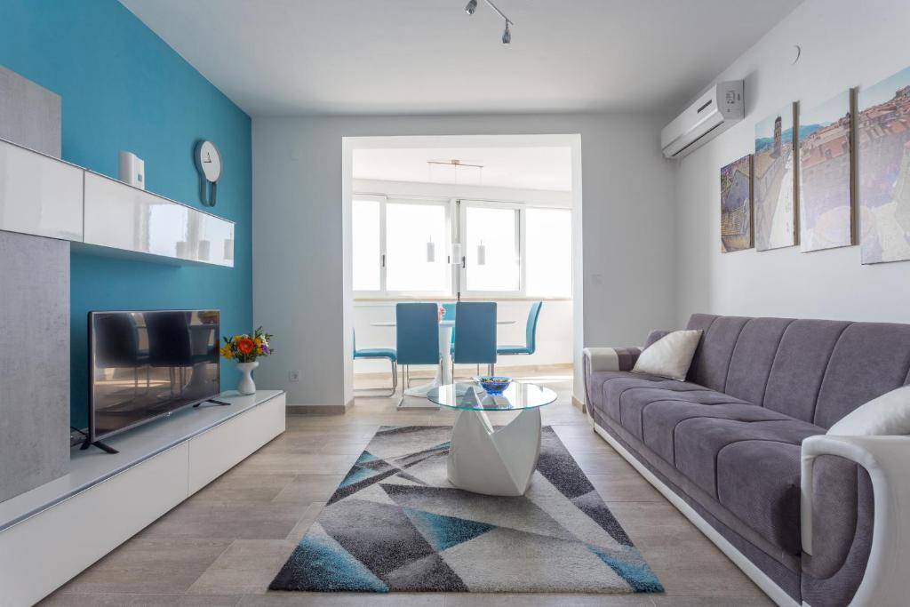 sala de estar con sofá y TV en Apartment Lucija en Dubrovnik