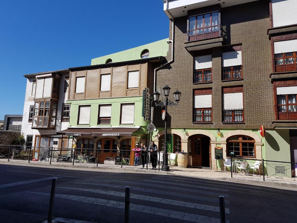 Pension Amarantos في سوانسيس: مبنى على جانب شارع مع ممر