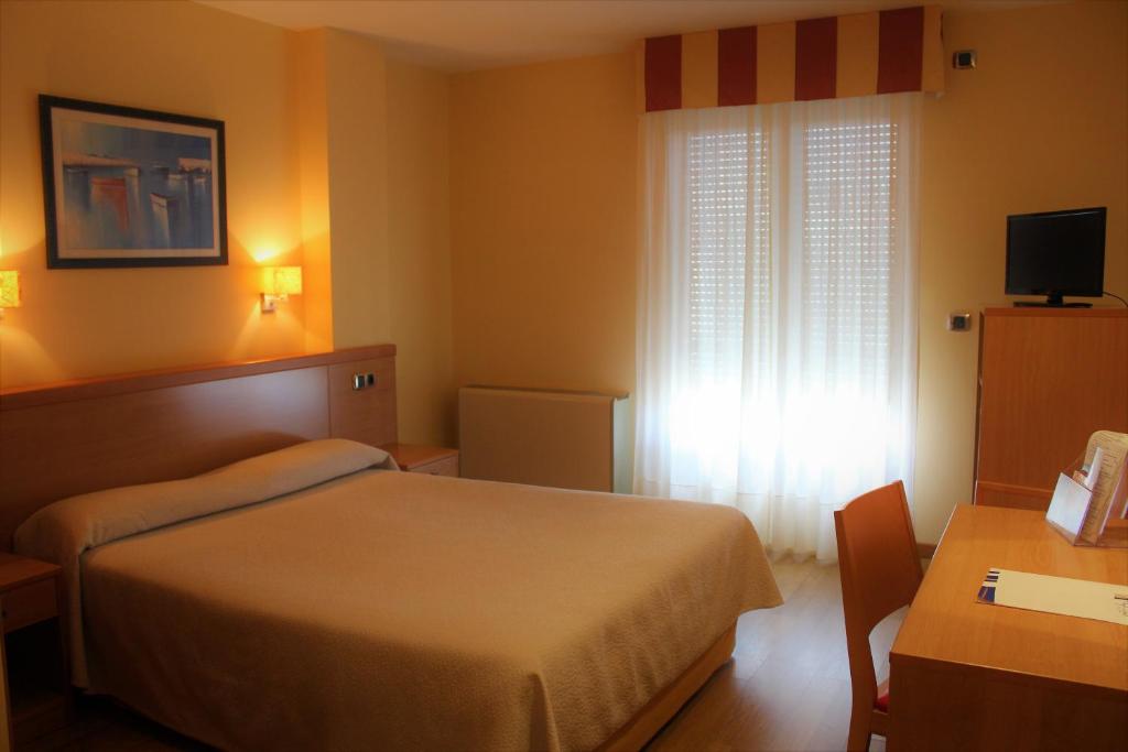 Cama o camas de una habitación en Hotel Playa de Laxe