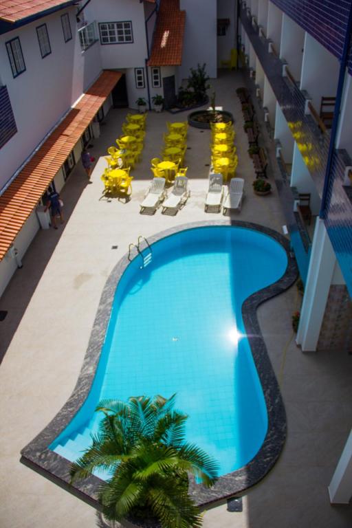 Una vista aérea de una piscina en un hotel. en Hotel Diamantina - em Guarapari, en Guarapari