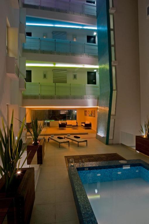 Bazén v ubytování Nu Hotel nebo v jeho okolí