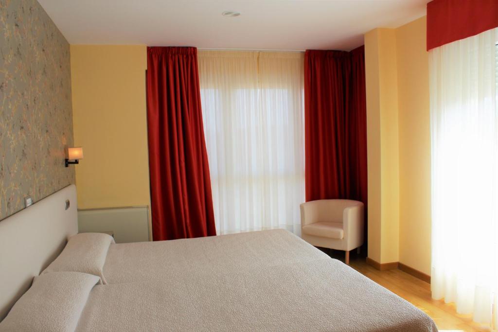 Cama o camas de una habitación en Hotel Playa de Laxe