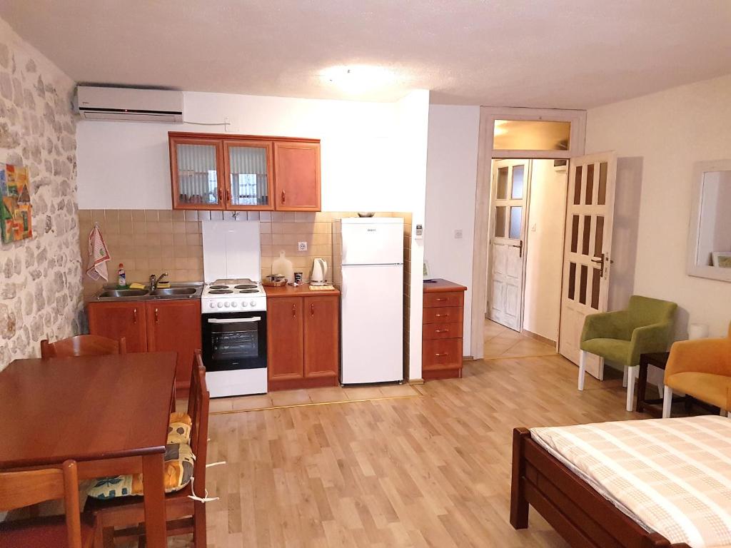 Una cocina o cocineta en Apartments Historic Stone House