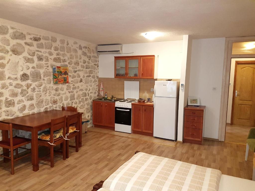 Una cocina o cocineta en Apartments Historic Stone House