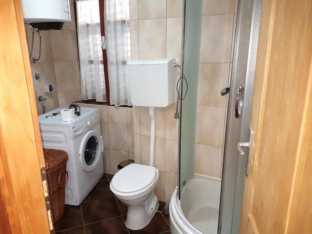 Un baño de Apartments Historic Stone House