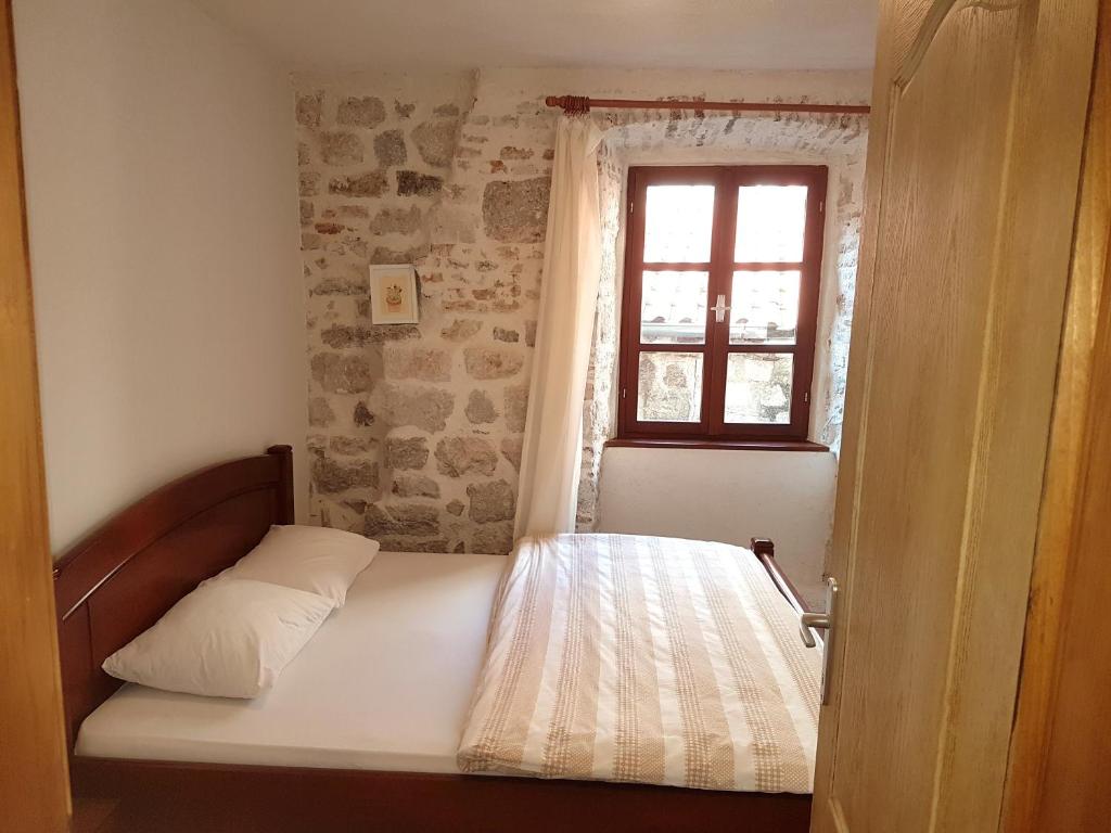 Una cama o camas en una habitación de Apartments Historic Stone House