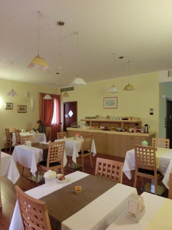 Reštaurácia alebo iné gastronomické zariadenie v ubytovaní Hotel C25