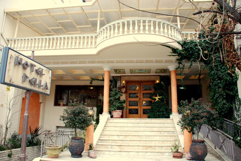 un bâtiment avec des escaliers devant une porte dans l'établissement Hotel Pella, à Giannitsá