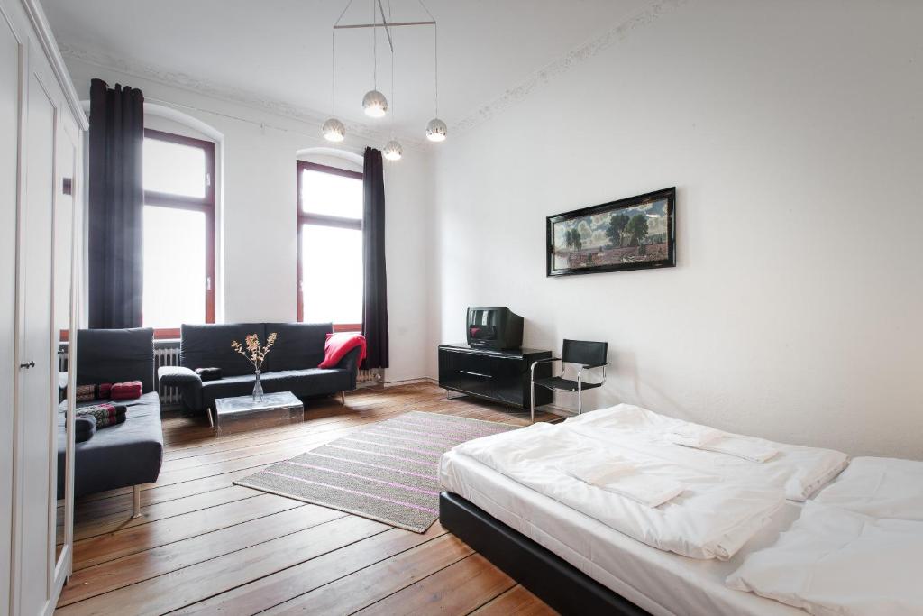 a bedroom with a bed and a living room at 3 Bedroom Apartment (ACERE) in Berlin