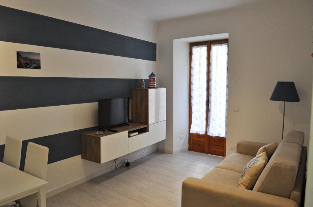 un soggiorno con un divano e una TV di Nibea Suite a Manarola