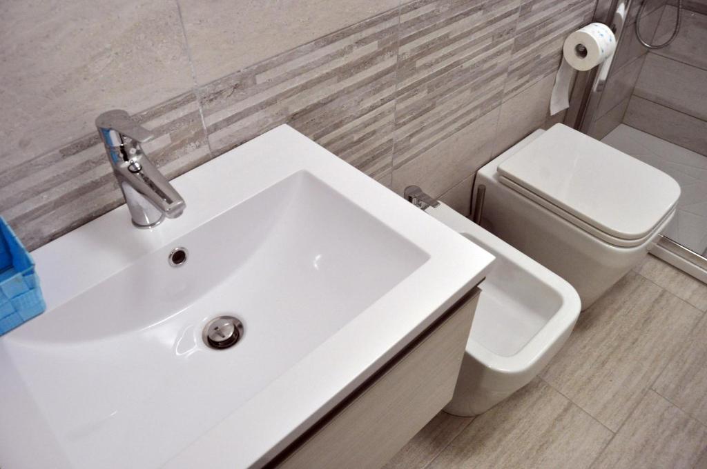 A bathroom at Nibea Suite
