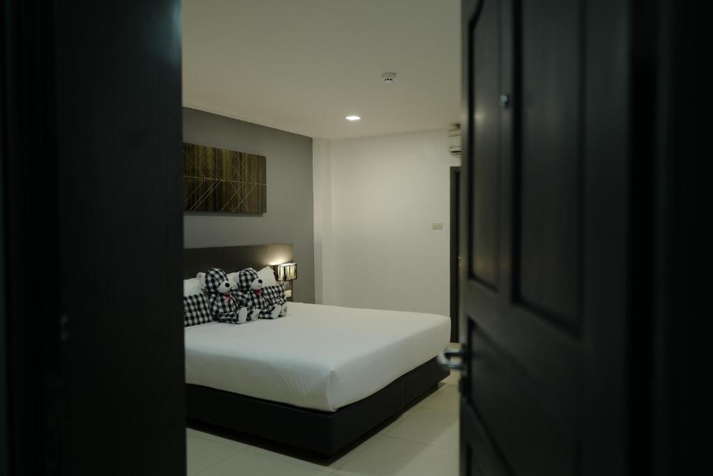 Postel nebo postele na pokoji v ubytování At Sakon Hotel