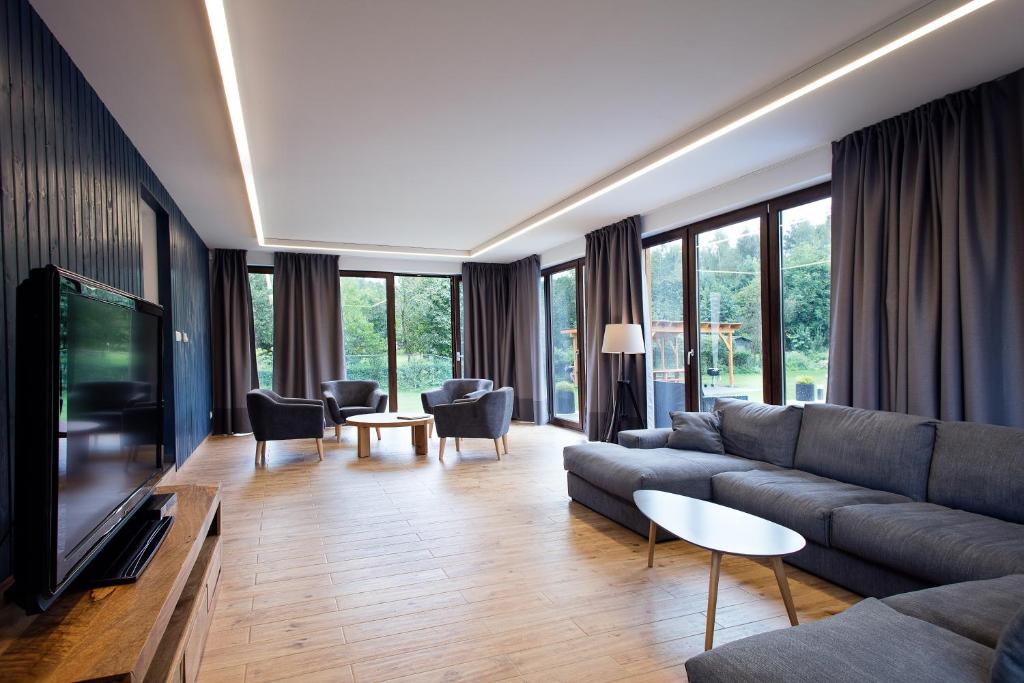 a living room with a couch and a flat screen tv at Nielestno 34 in Nielestno