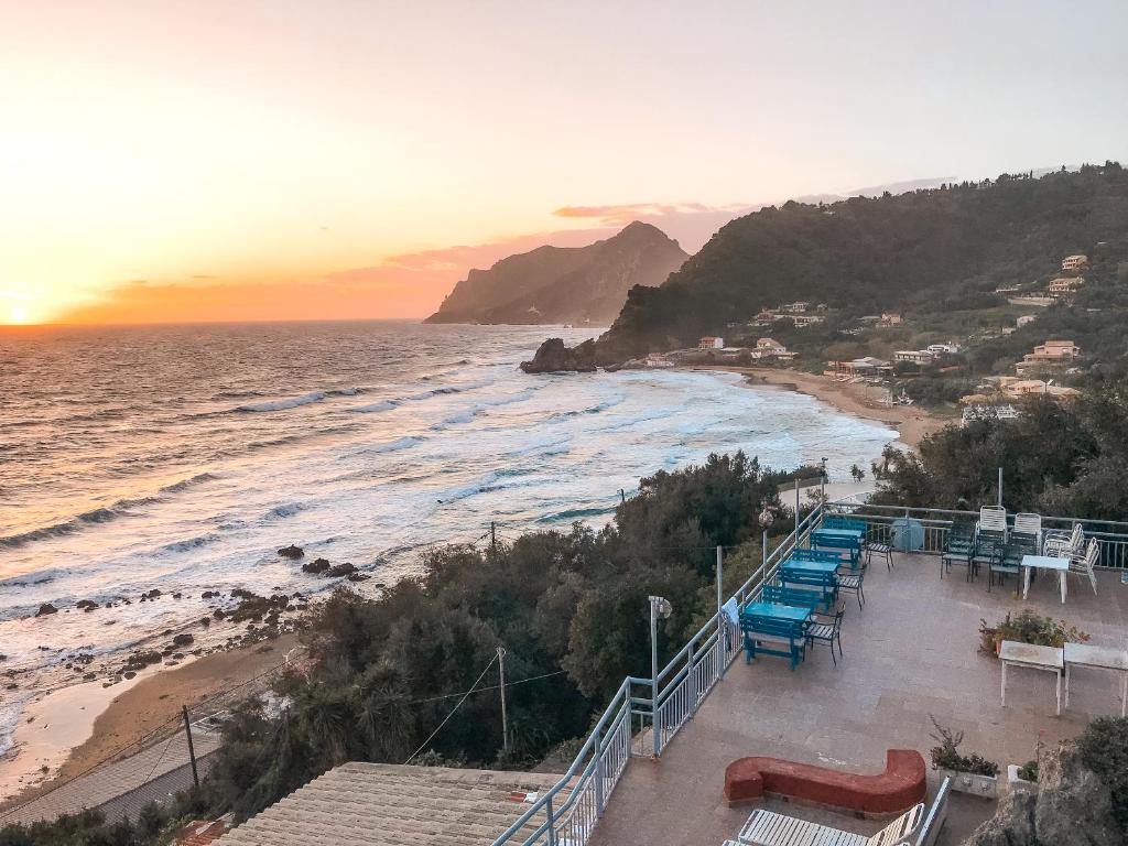 派萊卡斯的住宿－Madalenas B&B，享有带桌椅的海滩美景