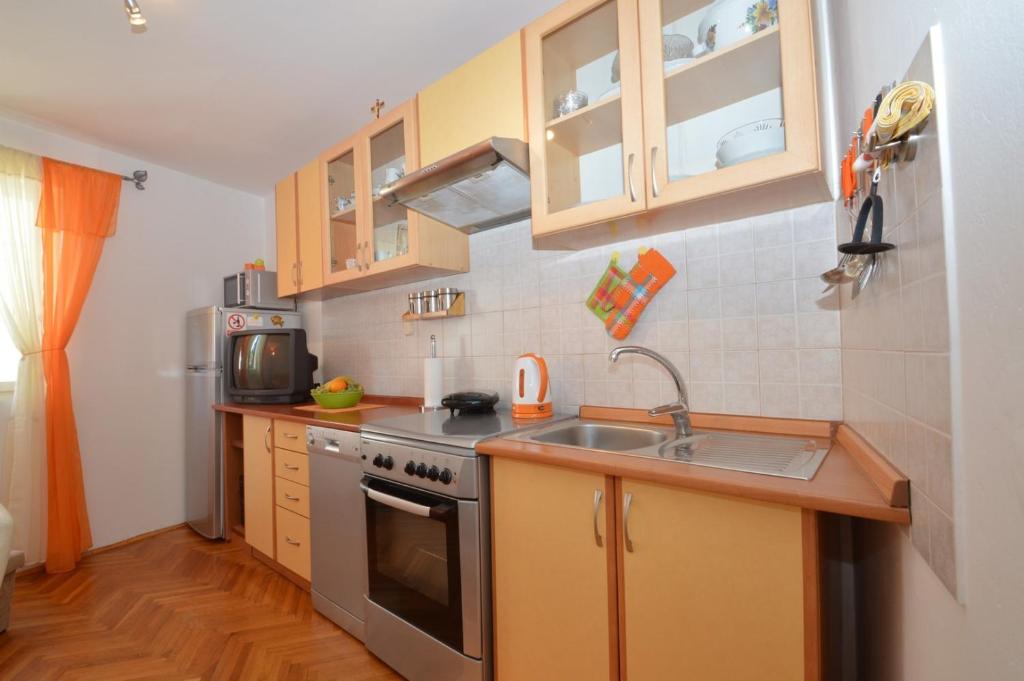 Kuchyňa alebo kuchynka v ubytovaní House Orhideja