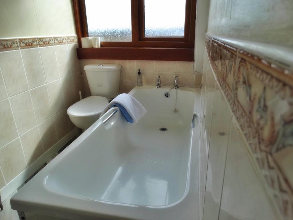 A bathroom at Kilchoan Hotel