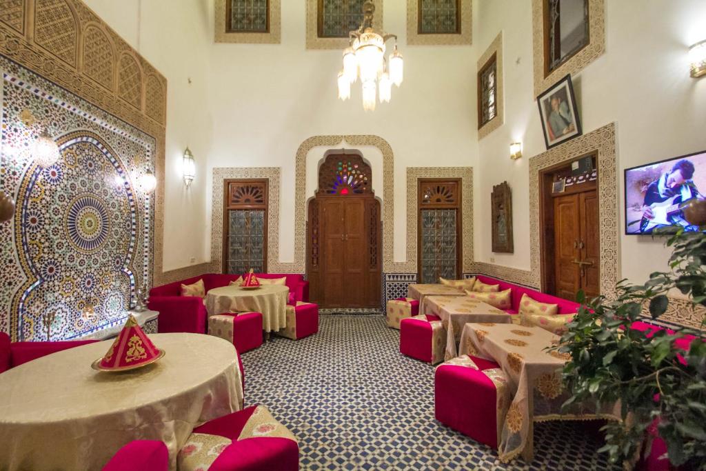 TV a/nebo společenská místnost v ubytování Riad Dar Bab Guissa