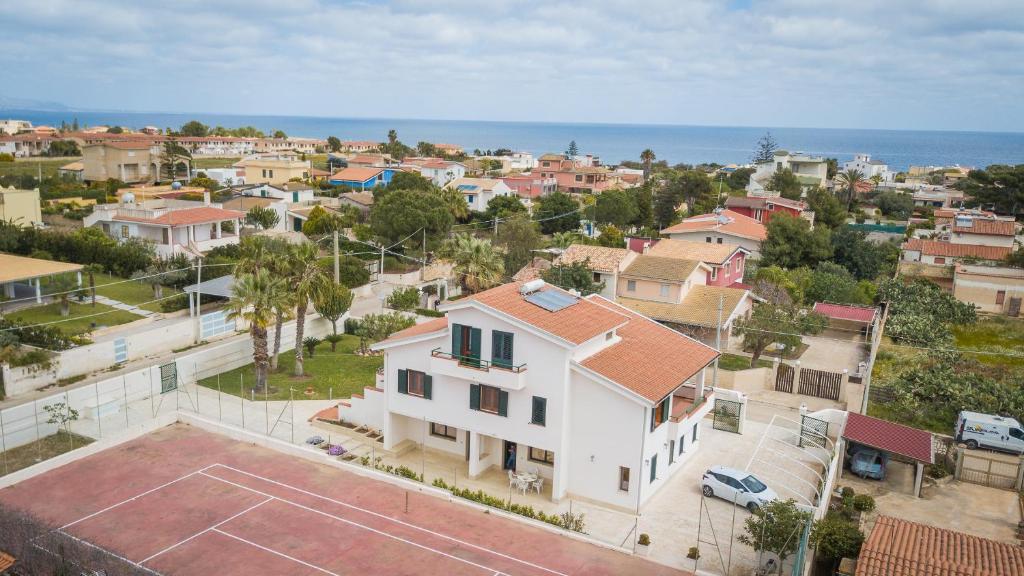 an aerial view of a city with a tennis court at La Villa delle Spezie in Marzamemi