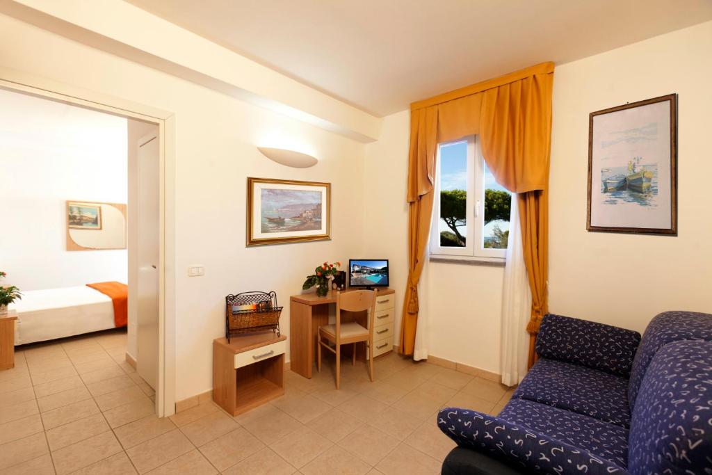 Hotel Villa Smeraldo - 带阳台的小型套房