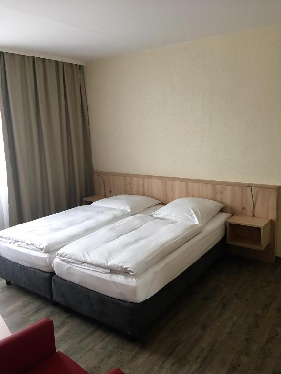 Postel nebo postele na pokoji v ubytování Rügen-Hotel