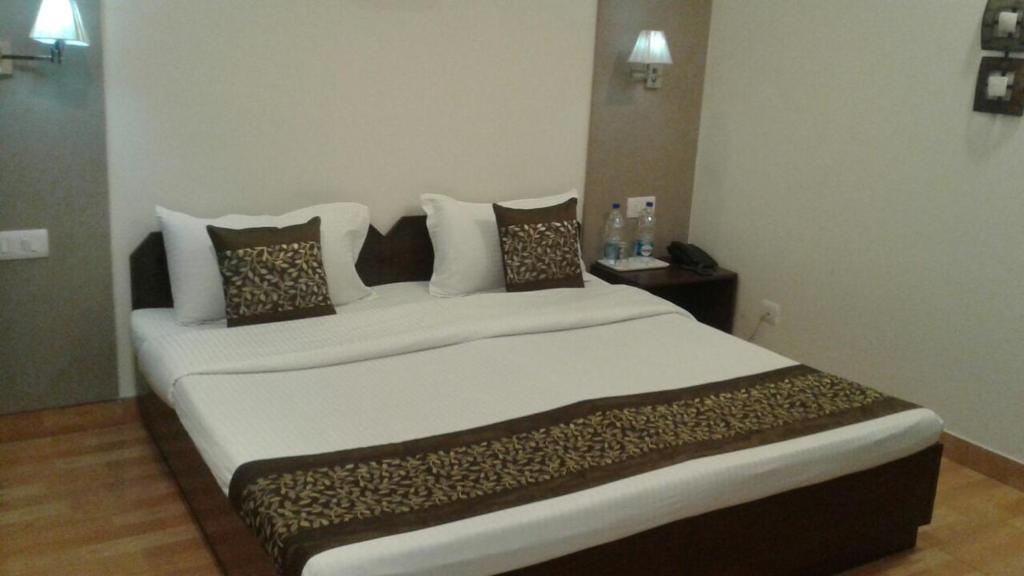 Postel nebo postele na pokoji v ubytování Pamposh Guest House GK II Market