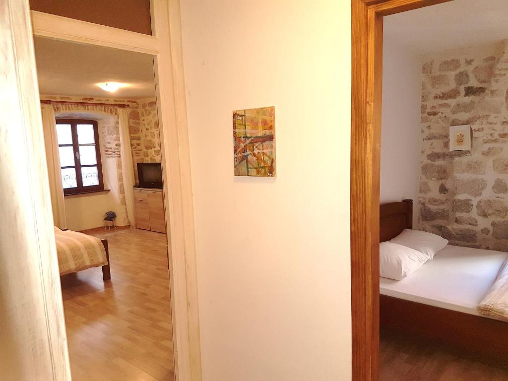 Una cama o camas en una habitación de Apartments Historic Stone House