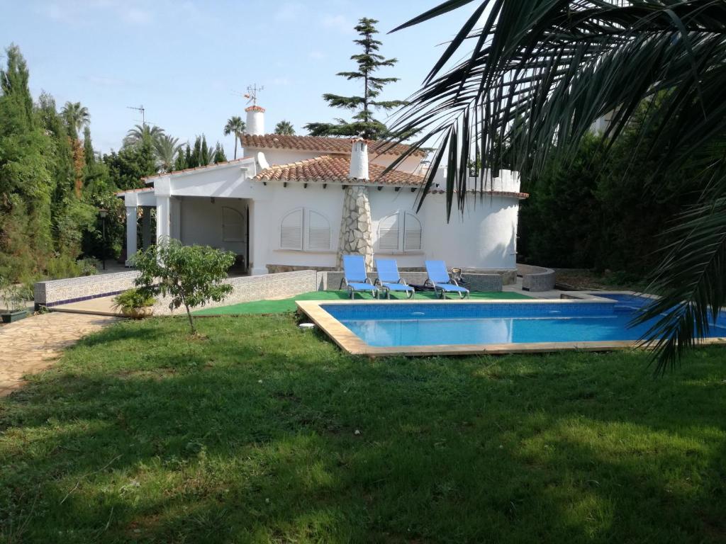 een villa met een zwembad en een huis bij Villa Silvia LOCDENIA in Denia